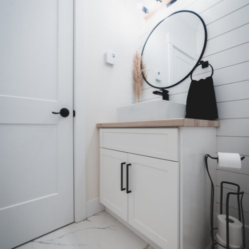 Maximiza el espacio de tu pequeño baño gracias a los azulejos y muebles